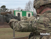 [ẢNH] Lính Mỹ vừa được trang bị siêu súng ngắn bắn 'bách phát bách trúng'