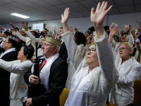 Kì lạ nghi lễ tôn thờ súng đạn tổ chức ở nhà thờ của Mỹ