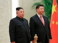 [ẢNH] Hàng trăm nghìn người Triều Tiên đổ ra đường chào đón ông Tập Cận Bình