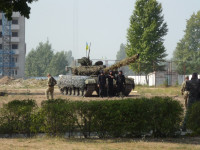 [ẢNH] Ukraine biểu dương lực lượng tăng thiết giáp hùng hậu răn đe ly khai miền Đông