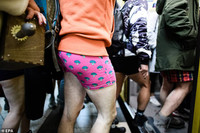 [ẢNH] Hành khách đồng loạt... không mặc quần khi đi tàu điện ngầm ở Châu Âu