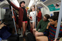 [ẢNH] Hành khách đồng loạt... không mặc quần khi đi tàu điện ngầm ở Châu Âu