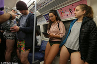 [ẢNH] Hành khách đồng loạt... không mặc quần khi đi tàu điện ngầm ở Châu Âu