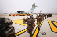 [ẢNH] 8 máy bay vận tải khổng lồ Trung Quốc cấp tốc chuyển quân tiếp sức Vũ Hán