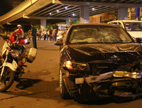 [ẢNH] Người lái BMW tông loạt xe máy dừng đèn đỏ ở TP.HCM nhận ''có bia rượu''