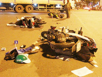 [ẢNH] Người lái BMW tông loạt xe máy dừng đèn đỏ ở TP.HCM nhận ''có bia rượu''