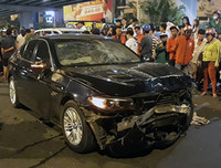 [ẢNH] Người lái BMW tông loạt xe máy dừng đèn đỏ ở TP.HCM nhận ''có bia rượu''