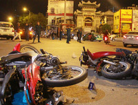 [ẢNH] Người lái BMW tông loạt xe máy dừng đèn đỏ ở TP.HCM nhận ''có bia rượu''