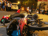 [ẢNH] Người lái BMW tông loạt xe máy dừng đèn đỏ ở TP.HCM nhận ''có bia rượu''