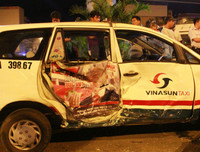 [ẢNH] Người lái BMW tông loạt xe máy dừng đèn đỏ ở TP.HCM nhận ''có bia rượu''