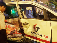 [ẢNH] Người lái BMW tông loạt xe máy dừng đèn đỏ ở TP.HCM nhận ''có bia rượu''