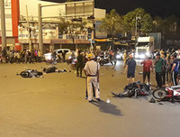 [ẢNH] Người lái BMW tông loạt xe máy dừng đèn đỏ ở TP.HCM nhận ''có bia rượu''