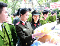 Nữ cảnh sát cơ động 6 lần trao tặng 