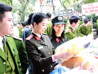 Nữ cảnh sát cơ động 6 lần trao tặng 