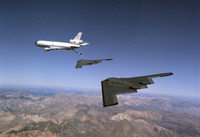 Máy bay ném bom tàng hình B-2 có thể... bắn rơi Su-35 trong không chiến tầm xa?