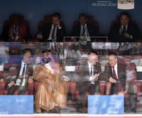 [ẢNH] Biểu cảm kỳ lạ của ông Putin và Thái tử Saudi Arabia khi xem trận khai mạc World Cup
