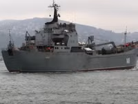 [ẢNH] Tàu vận tải Nga chở đầy bom có sức công phá lớn cập cảng Syria