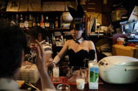 [ẢNH] Chật chội hơn phố cổ Hà Nội: 300 nhà hàng trong khu phố rộng chỉ bằng nửa sân bóng ở Nhật Bản