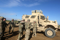 [ẢNH] Đoàn xe quân đội Mỹ bị tấn công tại Syria