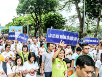 [Ảnh] Phó Thủ tướng Thường trực Trương Hòa Bình cùng người dân đi bộ kêu gọi 