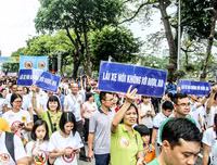 [Ảnh] Phó Thủ tướng Thường trực Trương Hòa Bình cùng người dân đi bộ kêu gọi 