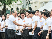 [Ảnh] Phó Thủ tướng Thường trực Trương Hòa Bình cùng người dân đi bộ kêu gọi 