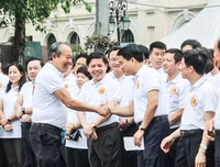 [Ảnh] Phó Thủ tướng Thường trực Trương Hòa Bình cùng người dân đi bộ kêu gọi 