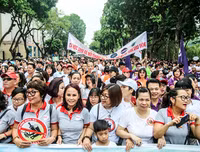 [Ảnh] Phó Thủ tướng Thường trực Trương Hòa Bình cùng người dân đi bộ kêu gọi 