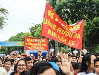 [Ảnh] Phó Thủ tướng Thường trực Trương Hòa Bình cùng người dân đi bộ kêu gọi 