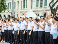 [Ảnh] Phó Thủ tướng Thường trực Trương Hòa Bình cùng người dân đi bộ kêu gọi 