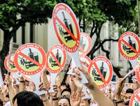 [Ảnh] Phó Thủ tướng Thường trực Trương Hòa Bình cùng người dân đi bộ kêu gọi 