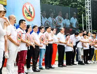 [Ảnh] Phó Thủ tướng Thường trực Trương Hòa Bình cùng người dân đi bộ kêu gọi 