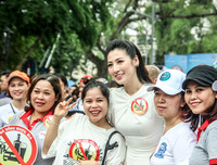 [Ảnh] Phó Thủ tướng Thường trực Trương Hòa Bình cùng người dân đi bộ kêu gọi 