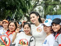 [Ảnh] Phó Thủ tướng Thường trực Trương Hòa Bình cùng người dân đi bộ kêu gọi 