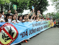 [Ảnh] Phó Thủ tướng Thường trực Trương Hòa Bình cùng người dân đi bộ kêu gọi 