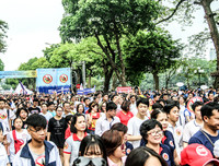 [Ảnh] Phó Thủ tướng Thường trực Trương Hòa Bình cùng người dân đi bộ kêu gọi 