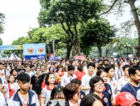 [Ảnh] Phó Thủ tướng Thường trực Trương Hòa Bình cùng người dân đi bộ kêu gọi 