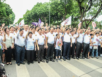 [Ảnh] Phó Thủ tướng Thường trực Trương Hòa Bình cùng người dân đi bộ kêu gọi 