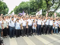 [Ảnh] Phó Thủ tướng Thường trực Trương Hòa Bình cùng người dân đi bộ kêu gọi 