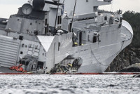 [ẢNH] Cận cảnh thiệt hại nặng nề của khu trục hạm Aegis sau khi bị tàu chở dầu 