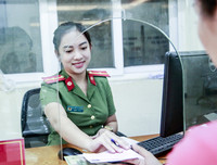 [Ảnh] Nữ Công an Thủ đô vui tươi, tình nguyện phục vụ nhân dân trong Chủ Nhật