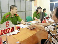 [Ảnh] Nữ Công an Thủ đô vui tươi, tình nguyện phục vụ nhân dân trong Chủ Nhật