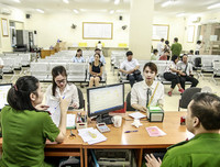 [Ảnh] Nữ Công an Thủ đô vui tươi, tình nguyện phục vụ nhân dân trong Chủ Nhật