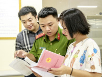 [Ảnh] Nữ Công an Thủ đô vui tươi, tình nguyện phục vụ nhân dân trong Chủ Nhật