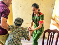 [Ảnh] Nữ Công an Thủ đô vui tươi, tình nguyện phục vụ nhân dân trong Chủ Nhật