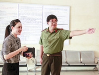 [Ảnh] Nữ Công an Thủ đô vui tươi, tình nguyện phục vụ nhân dân trong Chủ Nhật