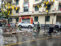 [ẢNH] Trời mưa, tiểu thương vứt bỏ đào quất, đường phố ngập xác hoa...