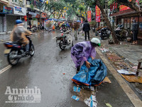 [ẢNH] Trời mưa, tiểu thương vứt bỏ đào quất, đường phố ngập xác hoa...