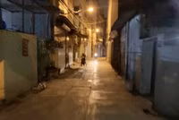 Hà Nội: Cảnh sát khu vực xuyên đêm nhắc nhở hàng quán đóng cửa phòng chống dịch Covid-19