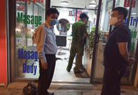 Hà Nội: Cảnh sát khu vực xuyên đêm nhắc nhở hàng quán đóng cửa phòng chống dịch Covid-19